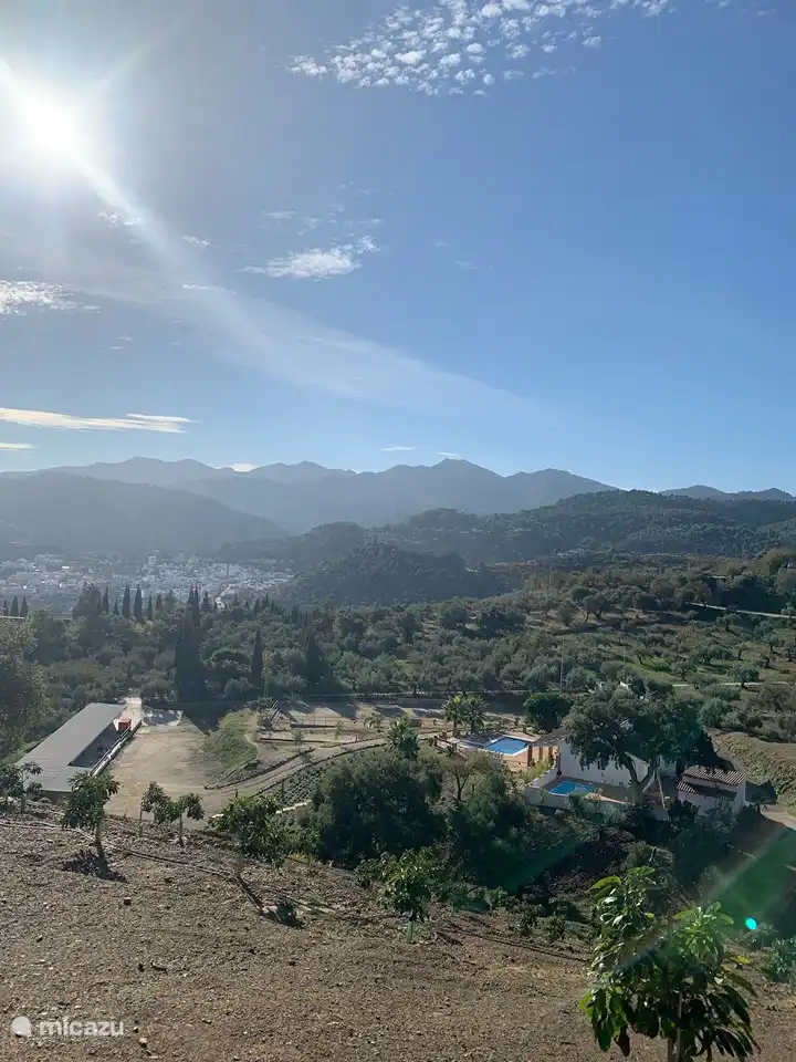 El pueblo de Monda se puede ver desde nuestro jardín