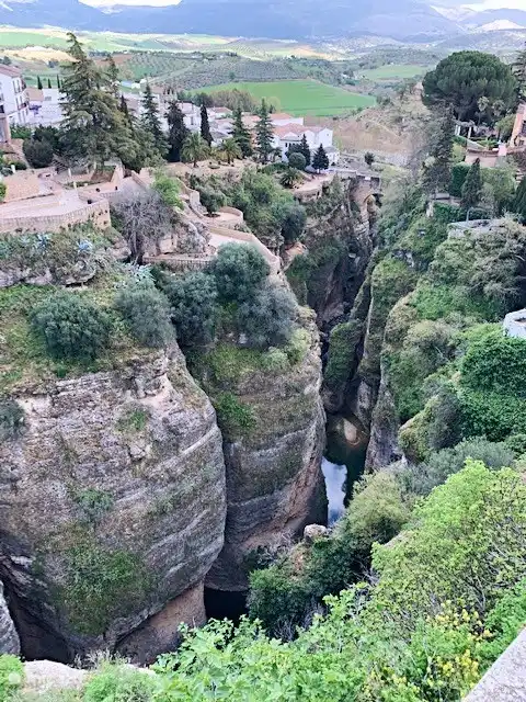 Menos de una hora en coche y estás en Ronda, muy recomendable