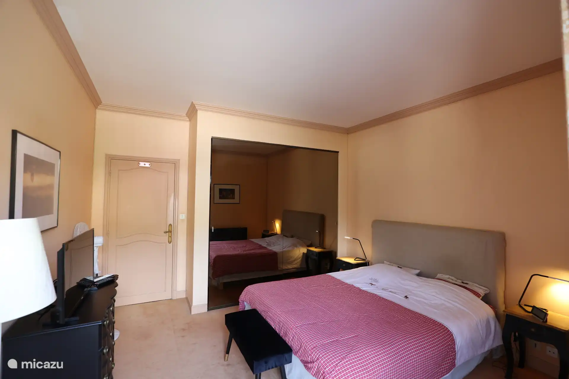 Chambre principale au rez de chaussée avec salle de bain en suite