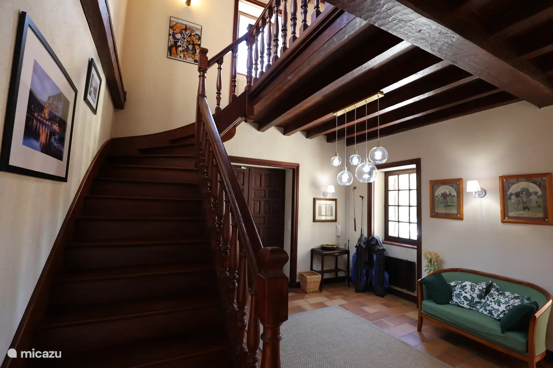 Hall d'entrée et escalier vers l'étage