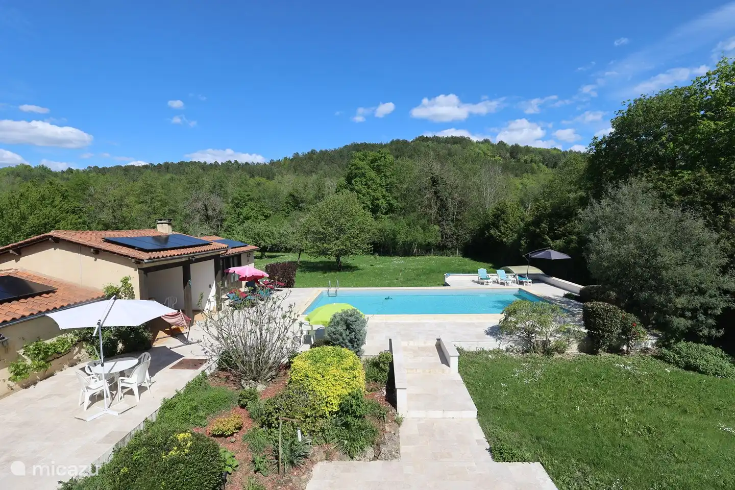 La piscina vista desde la villa.