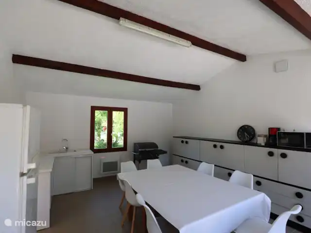 Villa Fauvel | France, Dordogne, Monplaisant - villa La cuisine d'été face à la piscine