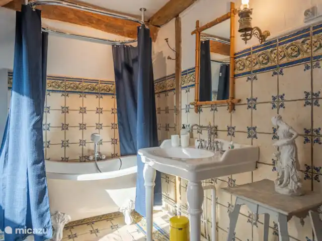 gîte / cottage huren in Frankrijk, Bourgogne, Curtil-Vergy – L’Instant Feltré alleen voor volwassenen Badkamer mastersuite 2e verdieping