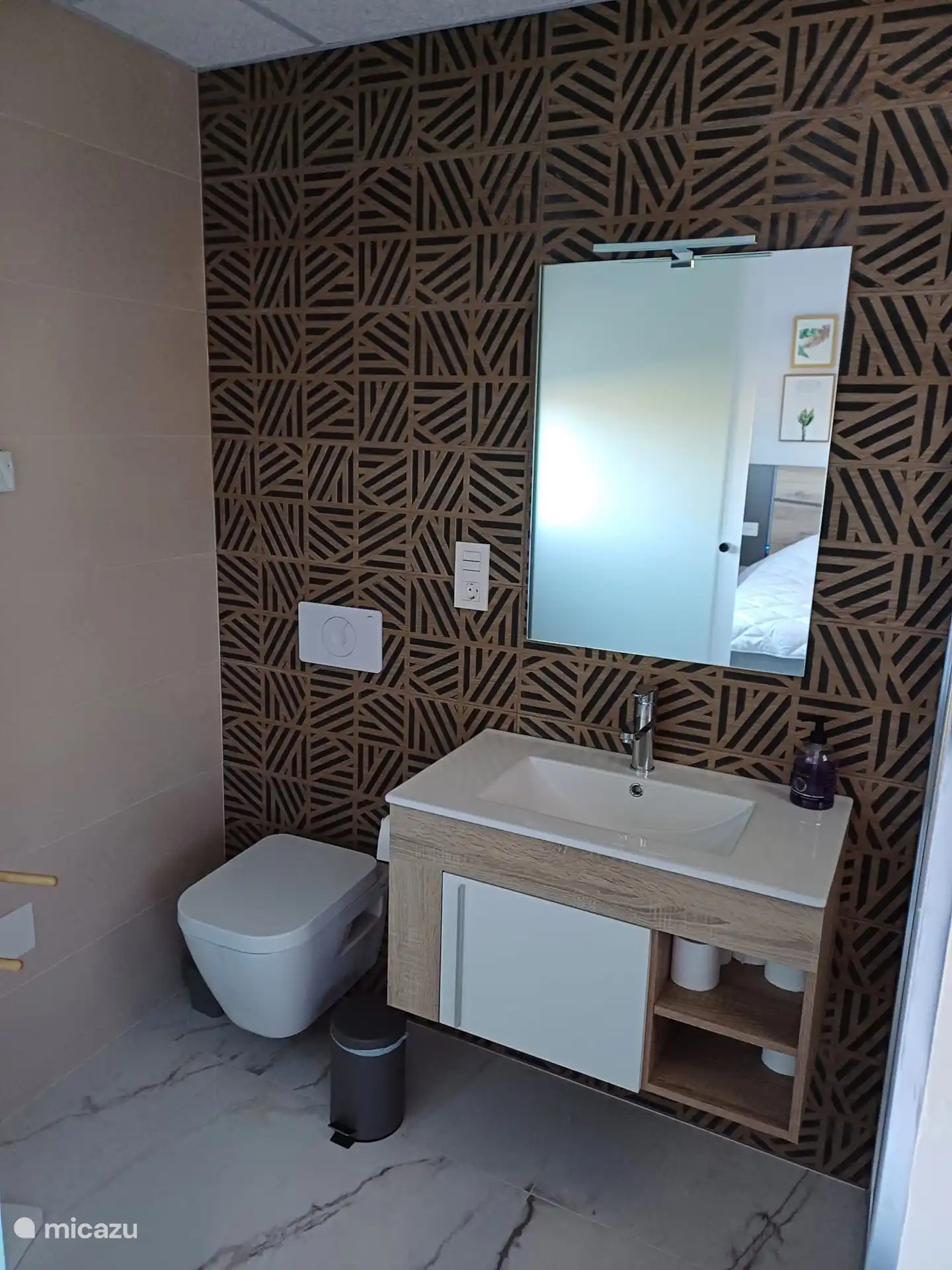 Salle de bain luxueuse 2 chambres attenantes avec lit double. Également avec une belle douche à effet pluie