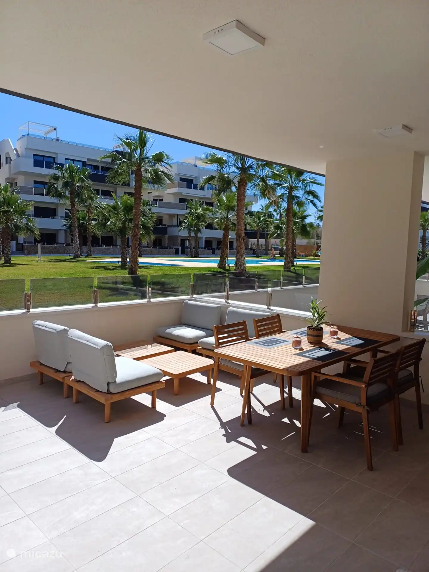 Belle terrasse spacieuse au rez-de-chaussée. Situé au calme au coin de la rue. Porte directement sur la zone de bronzage. Très pratique.