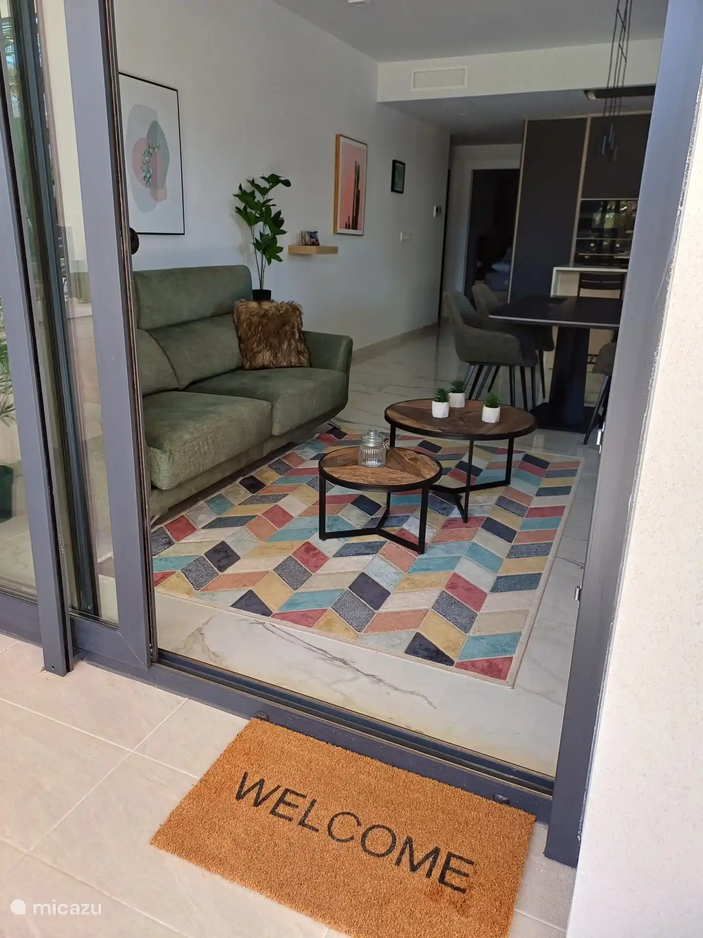 Larges portes coulissantes donnant sur la terrasse.