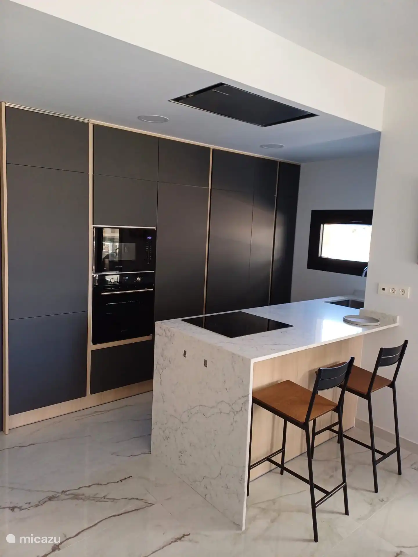 Cuisine élégante et moderne avec toutes les commodités et beaucoup d’espace de rangement.
