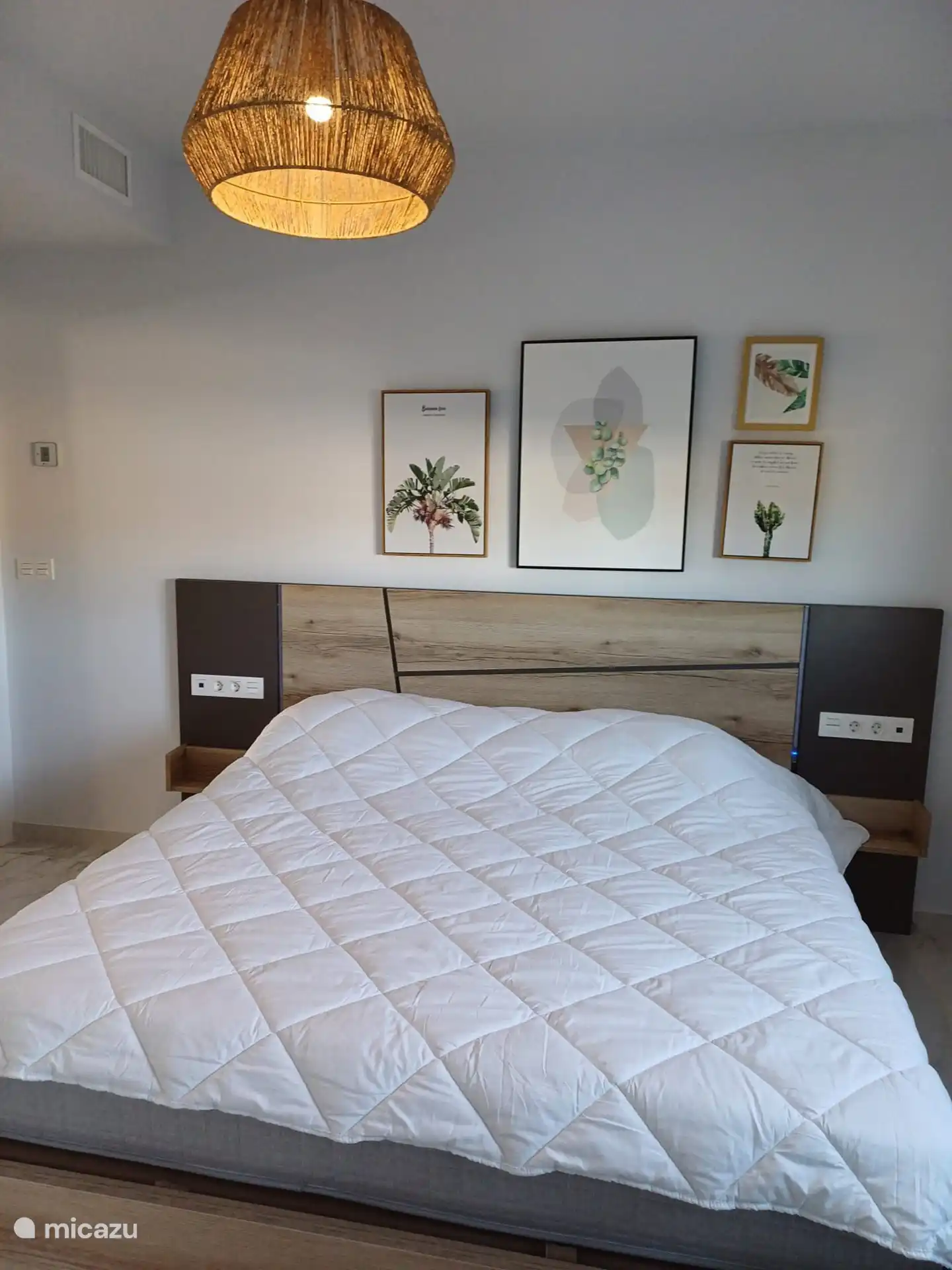 Belle chambre avec 2 grands lits et matelas très confortables. 