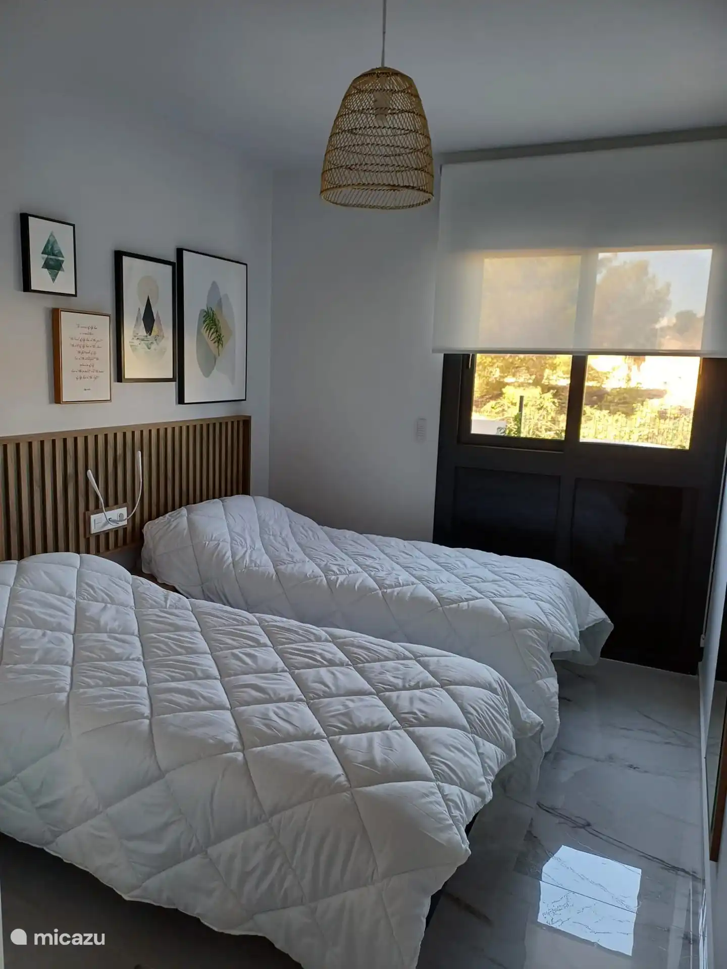 Chambre avec 2 lits simples et matelas très confortables.