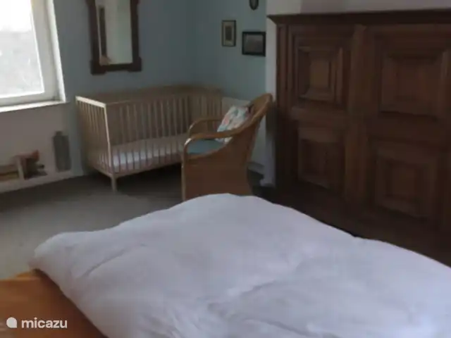 Patersberg en Alemania, Renania-Palatinado, Patersberg - casa vacacional Además de una cama doble, el gran dormitorio de arriba también tiene una cuna.