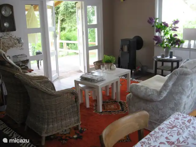 Patersberg en Alemania, Renania-Palatinado, Patersberg - casa vacacional La sala de estar, que solía albergar una oficina de correos, da acceso a la terraza