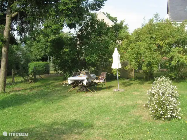 Patersberg en Alemania, Renania-Palatinado, Patersberg - casa vacacional Debido a que la casa está situada en una colina, normalmente sopla una brisa fresca. Esto hace que la estancia en el jardín sea muy agradable.