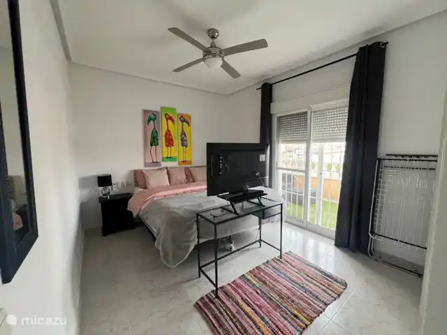 casa vacacional en España, Costa Blanca, Ciudad Quesada – Casa Ámbar Dormitorio 1 en planta alta con TV