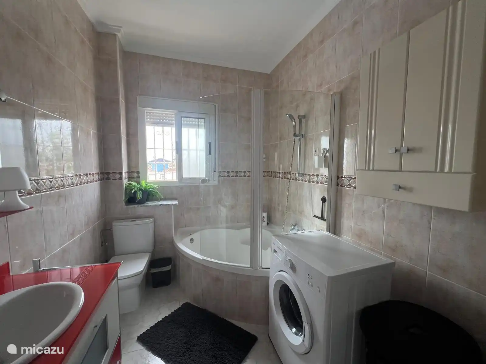 Baño en la planta superior con bañera y ducha