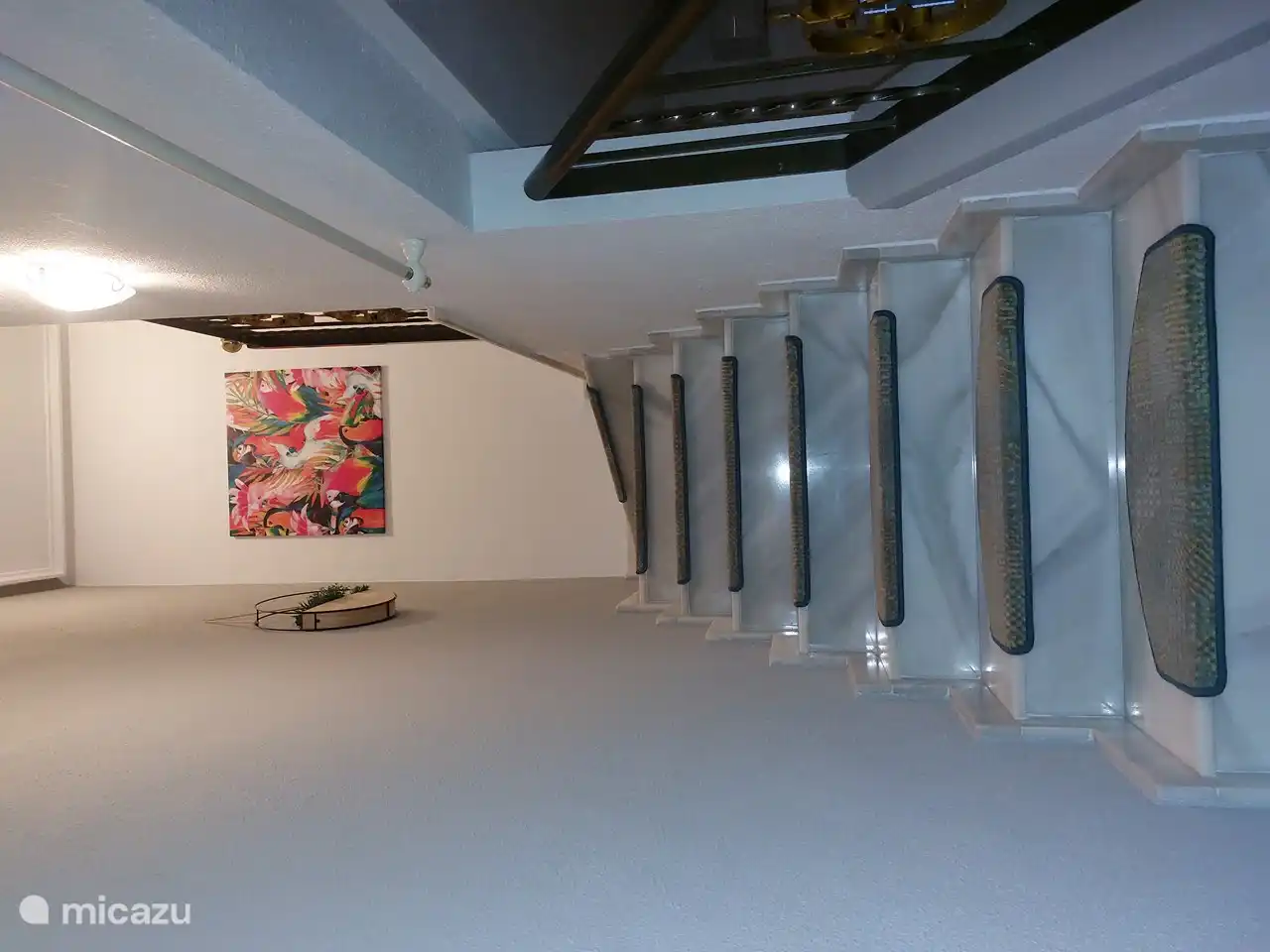 las escaleras arriba