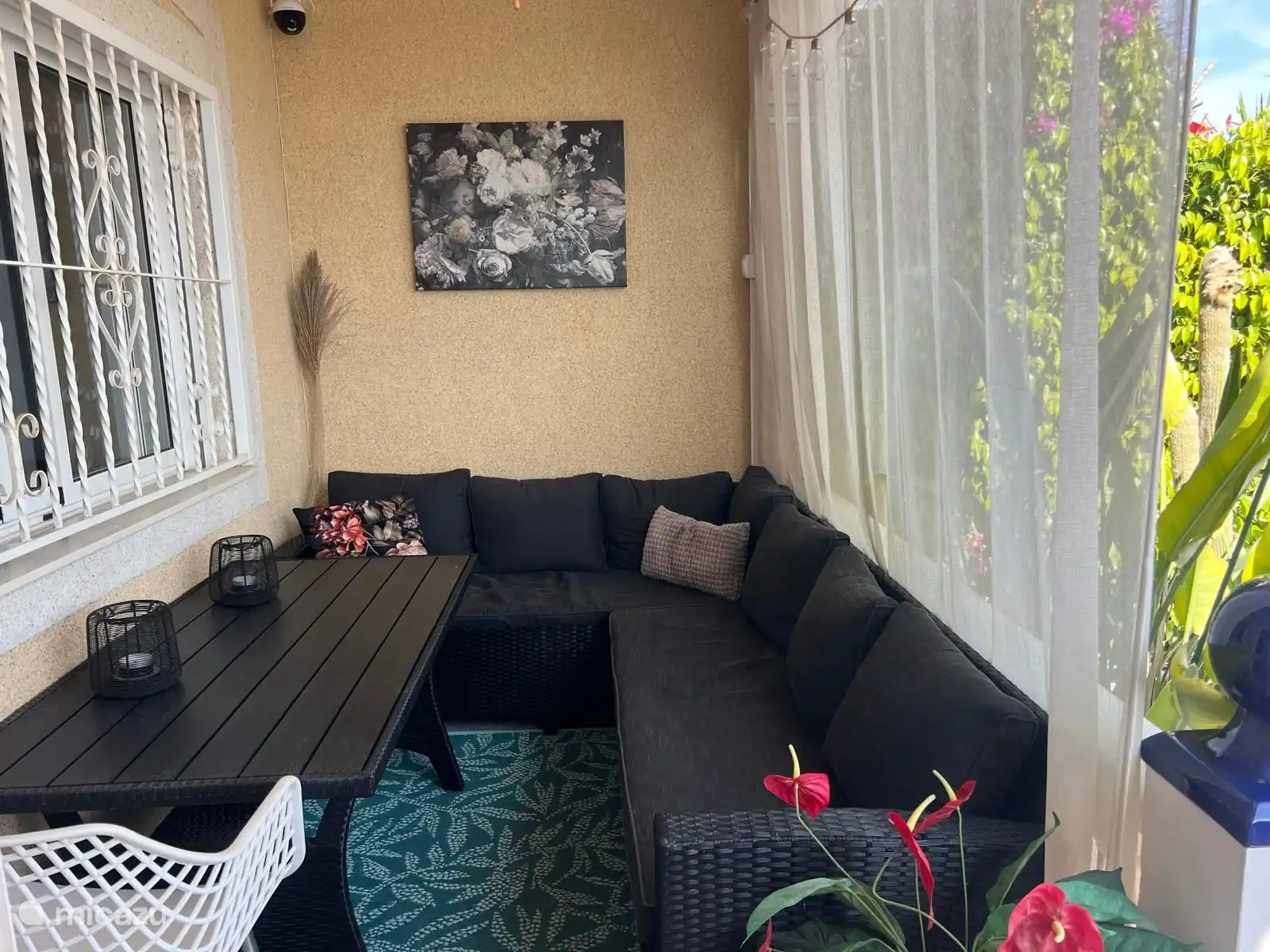 Sala de estar en el jardín delantero