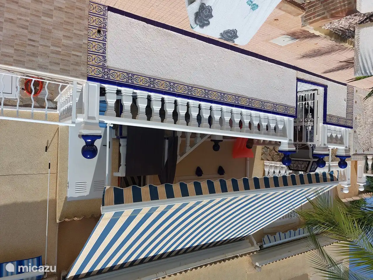 El patio trasero que se encuentra directamente al lado de la piscina.