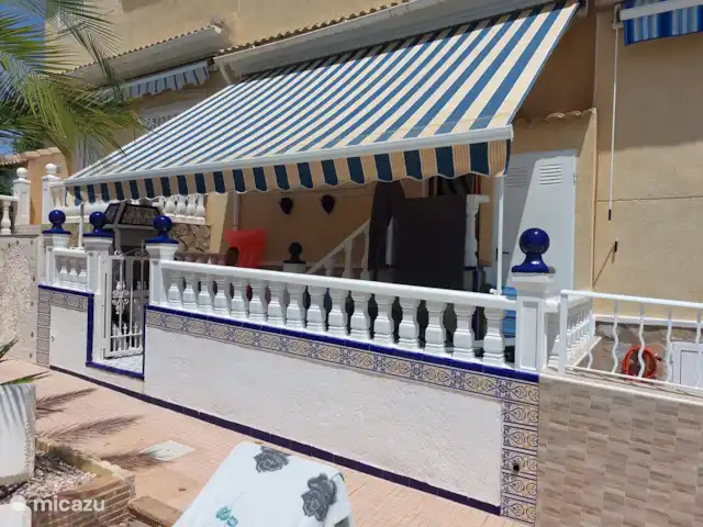 casa vacacional en España, Costa Blanca, Ciudad Quesada – Casa Ámbar El patio trasero que se encuentra directamente al lado de la piscina.