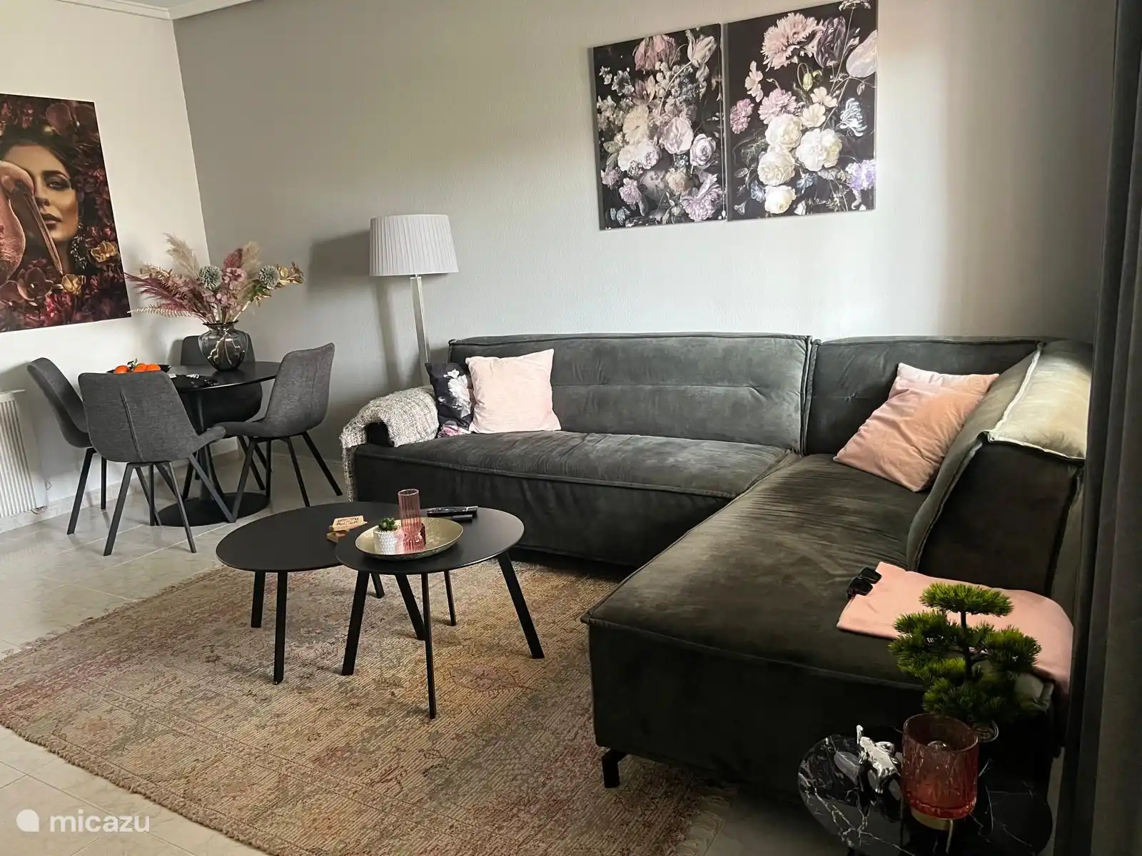 Sala de estar con mesa de comedor y sala de estar