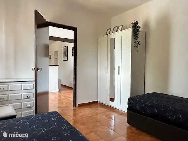 casa de nosotros en España, Andalucía, Canillas de Aceituno - villa Dormitorio de abajo con 2x cama individual.