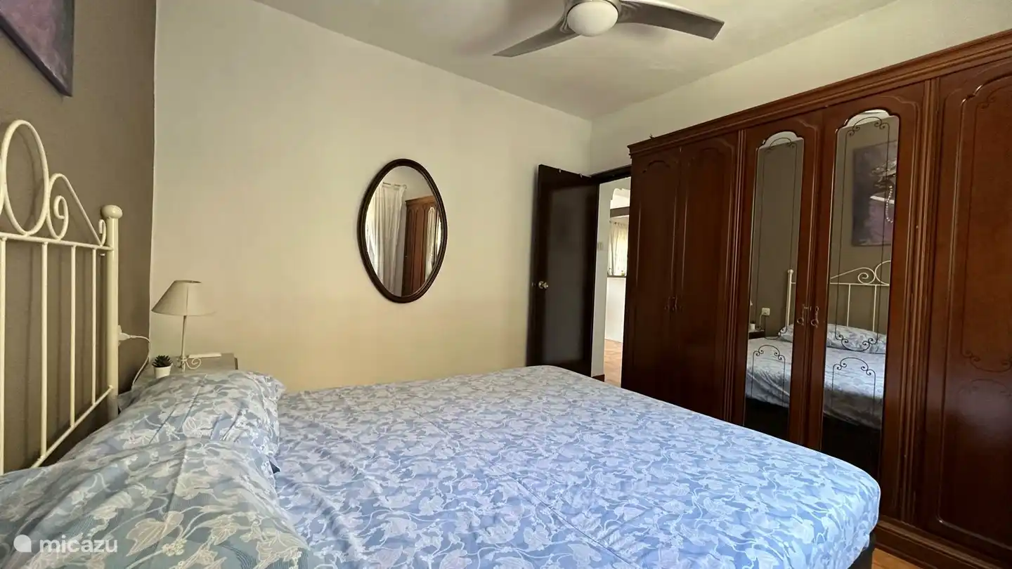 Schlafzimmer im Erdgeschoss mit Doppelbett