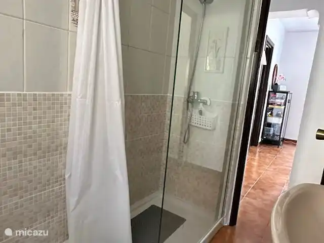 casa de nosotros en España, Andalucía, Canillas de Aceituno - villa Baño de abajo con inodoro, ducha y lavabo.