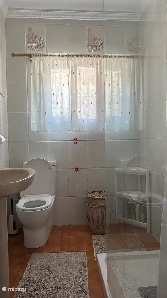 Badezimmer im Erdgeschoss mit Toilette, Dusche und Waschbecken