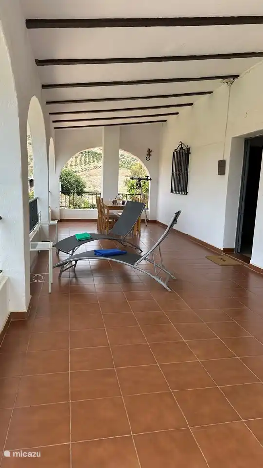 Große überdachte Terrasse im Obergeschoss, mit einer kühlen Brise im Sommer