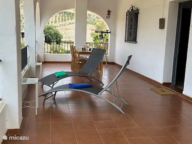 casa de nosotros en España, Andalucía, Canillas de Aceituno - villa Amplia terraza cubierta arriba, con una brisa fresca en verano.