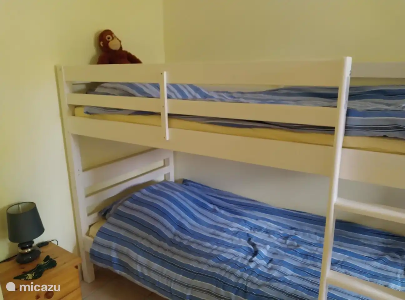 Slaapkapar 2 met stapelbed, nachttafel en kast