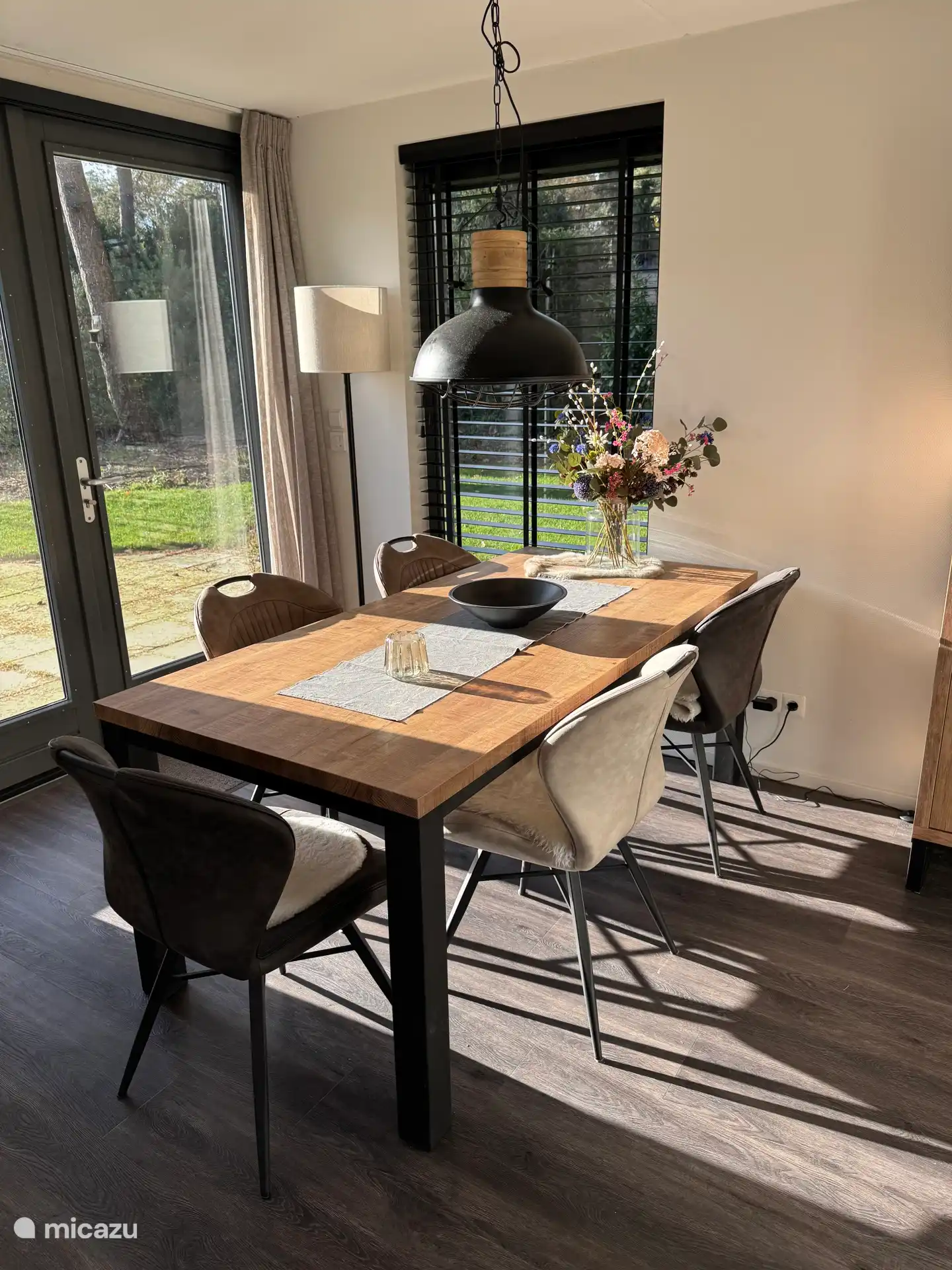 eettafel met stoelen