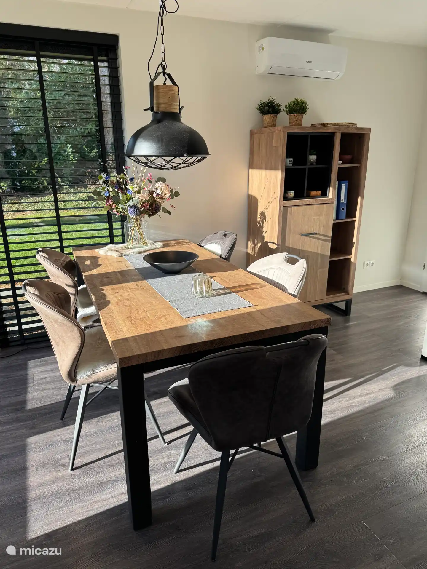 eettafel met zicht op kast