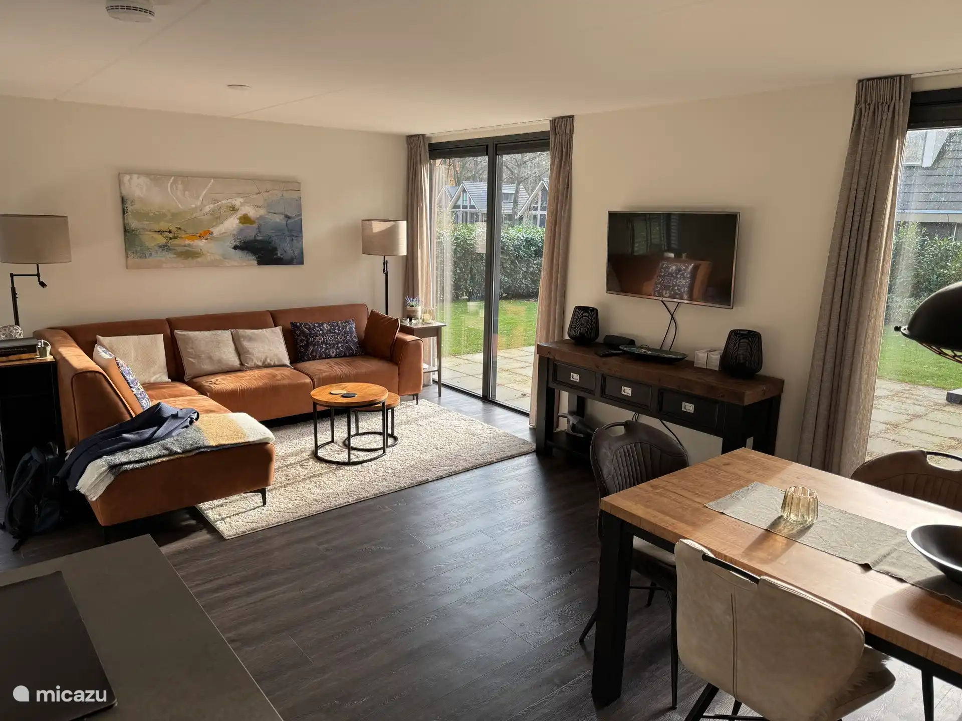 zicht op eettafel en zithoek met tv