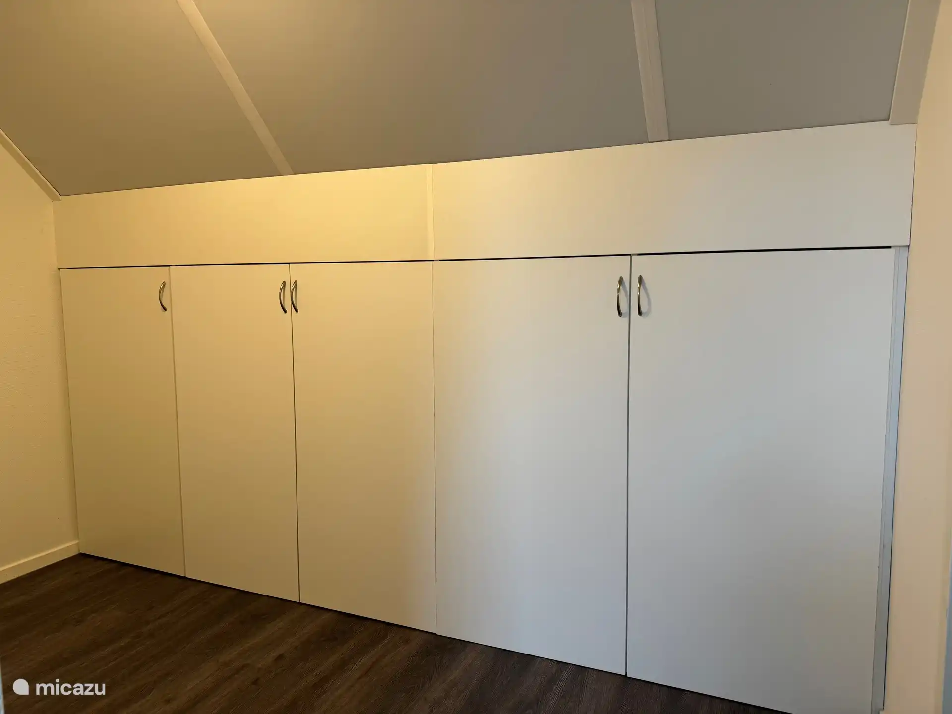 overloop met kledingkasten
