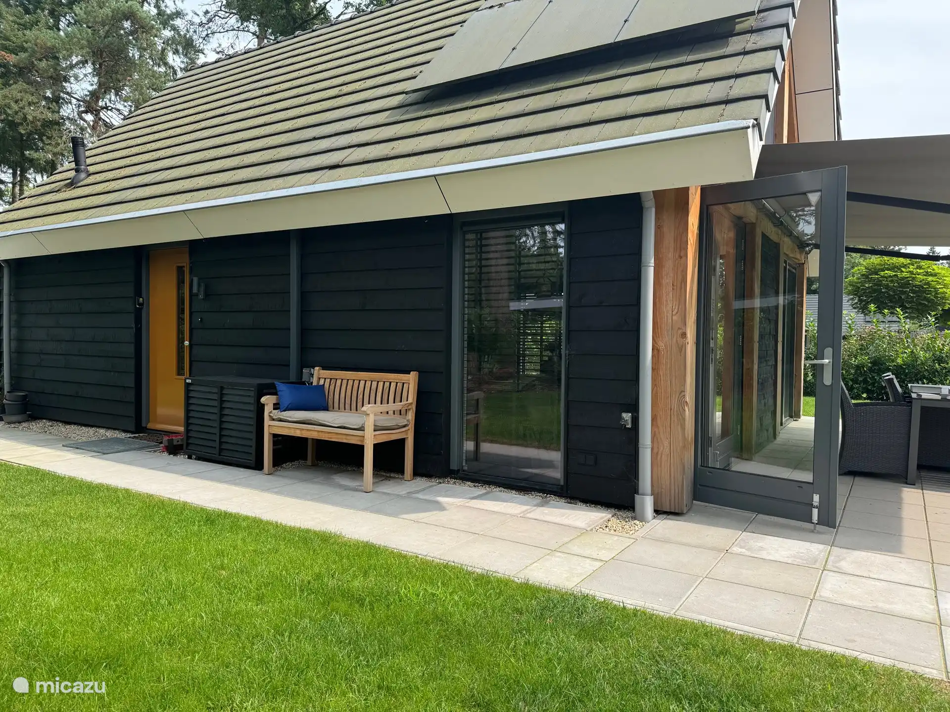 zitje aan de zijkant van het huis