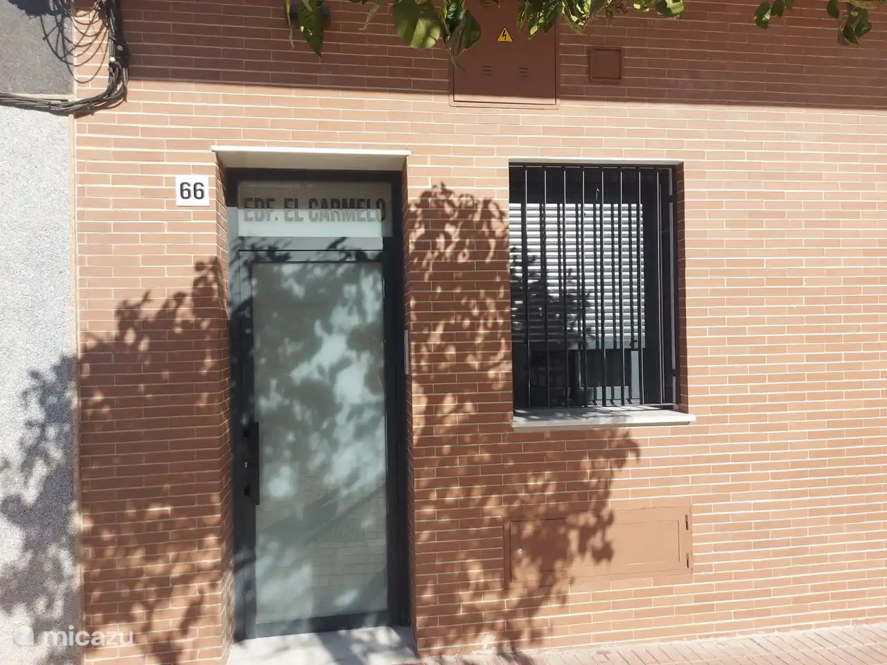 Der Eingang und dann der Aufzug ins Penthouse