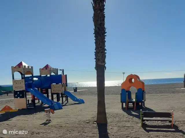 Penthouse El Carmelo, à côté de la plage | Espagne, Costa del Sol, Caleta de Velez - penthouse Une abondance d'aires de jeux pour enfants, également à côté des restaurants