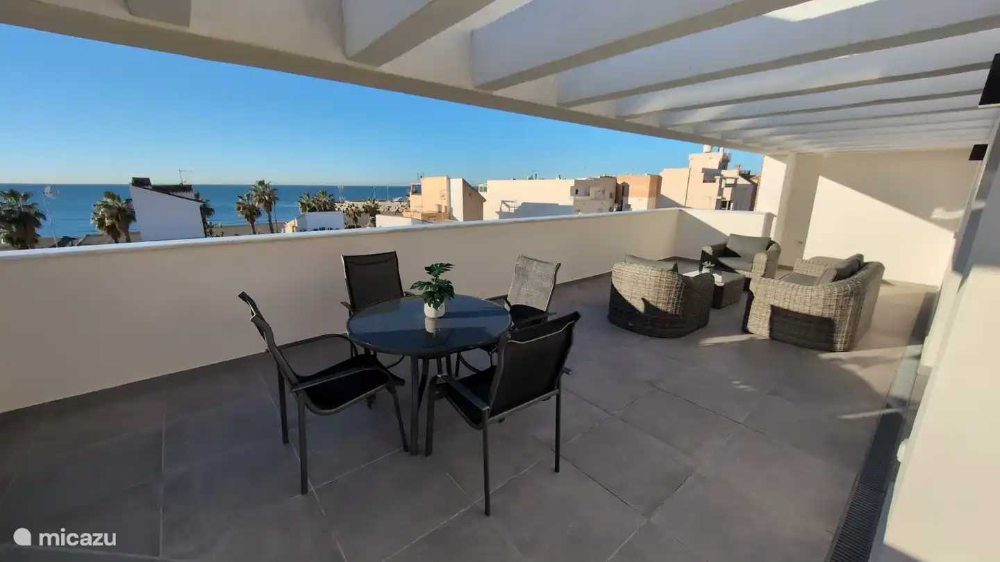 Entspannen Sie sich auf der großzügigen Terrasse mit fantastischer Aussicht