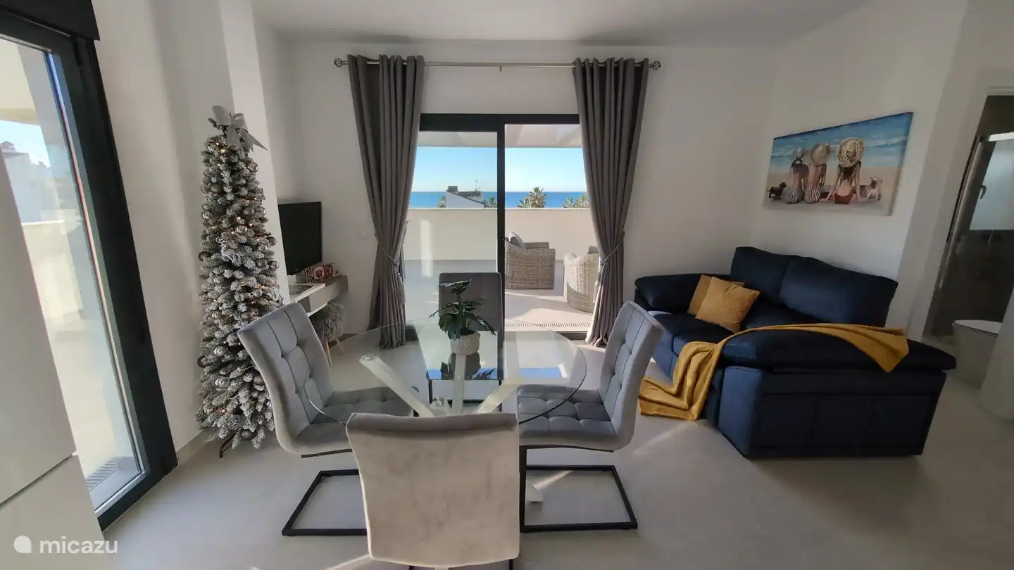 Das Wohn-/Esszimmer. Dank der großen Glasschiebetüren: Blick auf das Meer