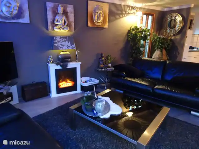 Veluwe Park Reewold Chalet Talisman huren in Nederland, Gelderland, Putten - chalet in de avond als gezellig de sfeer verlichting aan is