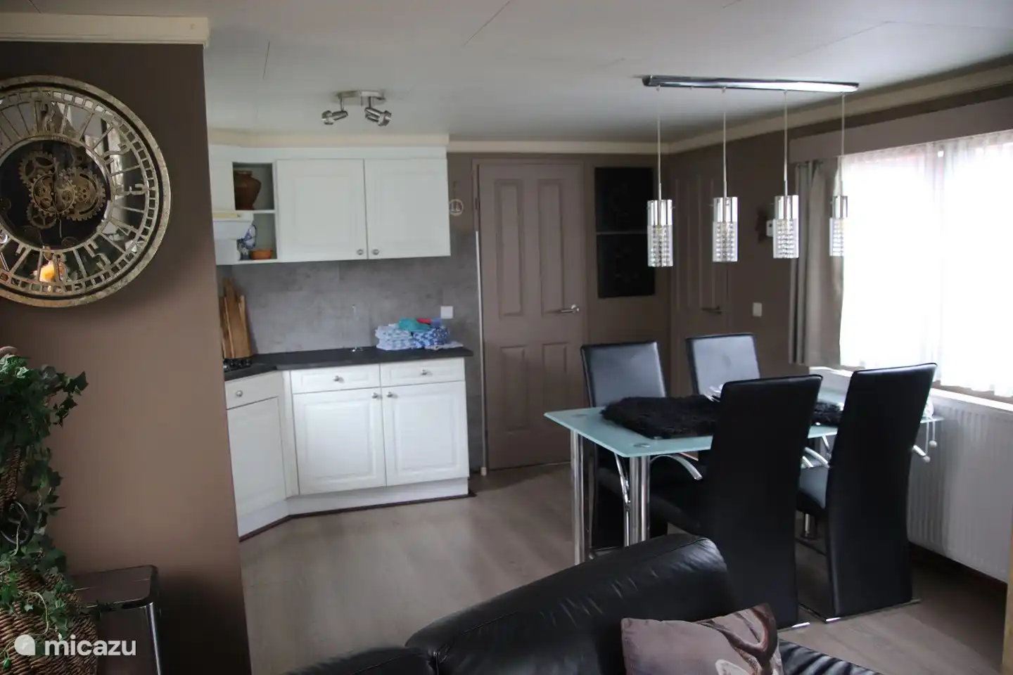 Küche mit allem, was Sie für die Zubereitung einer köstlichen Mahlzeit benötigen