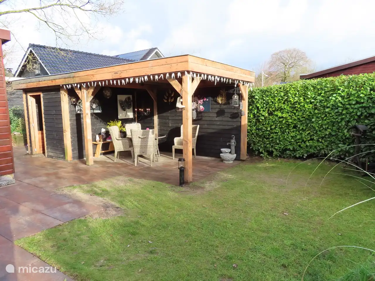 der Vorgarten mit großem Vordach