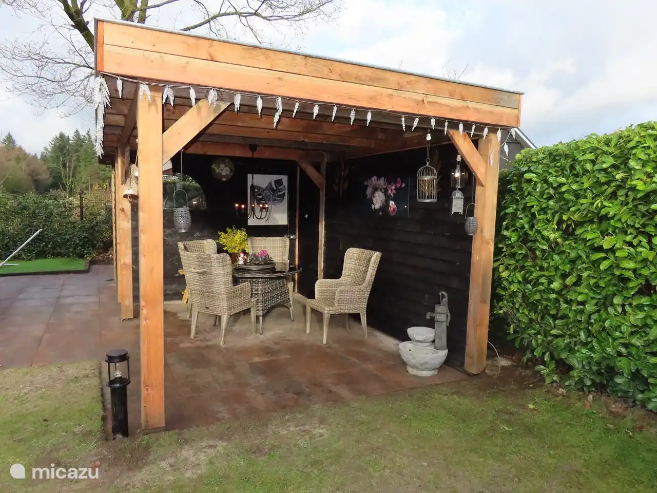 Baldachin mit gemütlicher Dekoration 