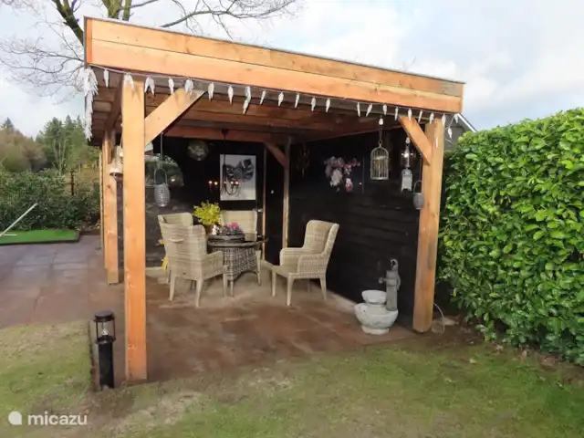 Veluwe Park Reewold Chalet Talisman huren in Nederland, Gelderland, Putten - chalet overkapping met gezellige aankleding