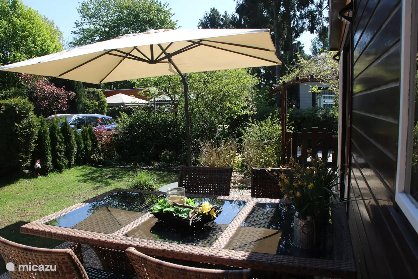 Vorgarten mit Esstisch