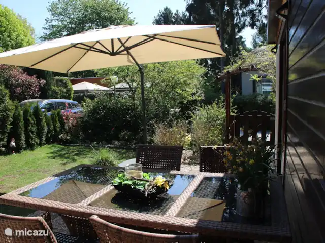 Veluwe Park Reewold Chalet Talisman huren in Nederland, Gelderland, Putten - chalet voortuin met de eettafel