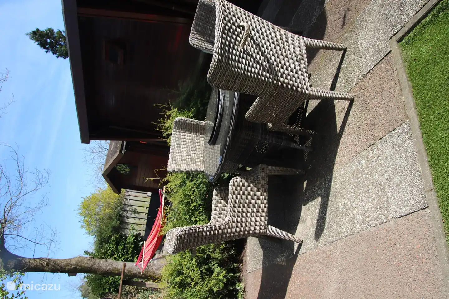 Hinterhof mit Esstisch 