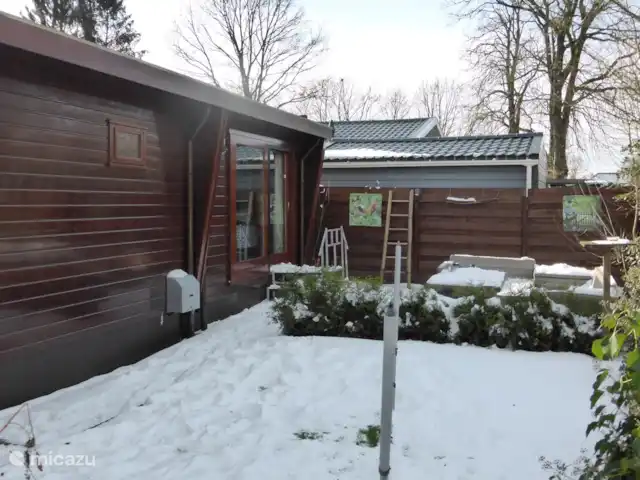 Veluwe Park Reewold Chalet Talisman huren in Nederland, Gelderland, Putten - chalet achtertuin met een schuifdeur naar de slaapkamer