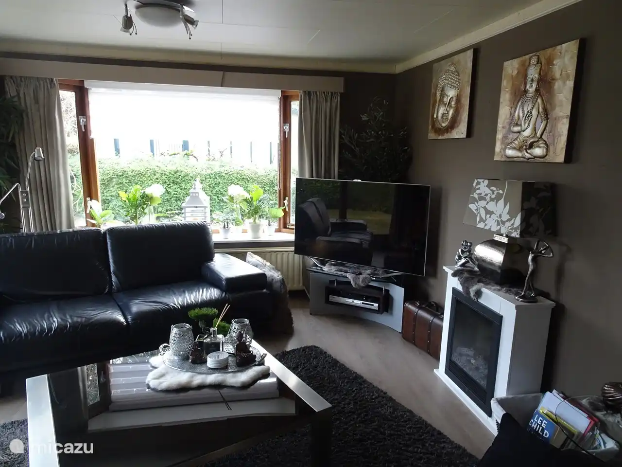 Wohnzimmer mit großem Fernseher