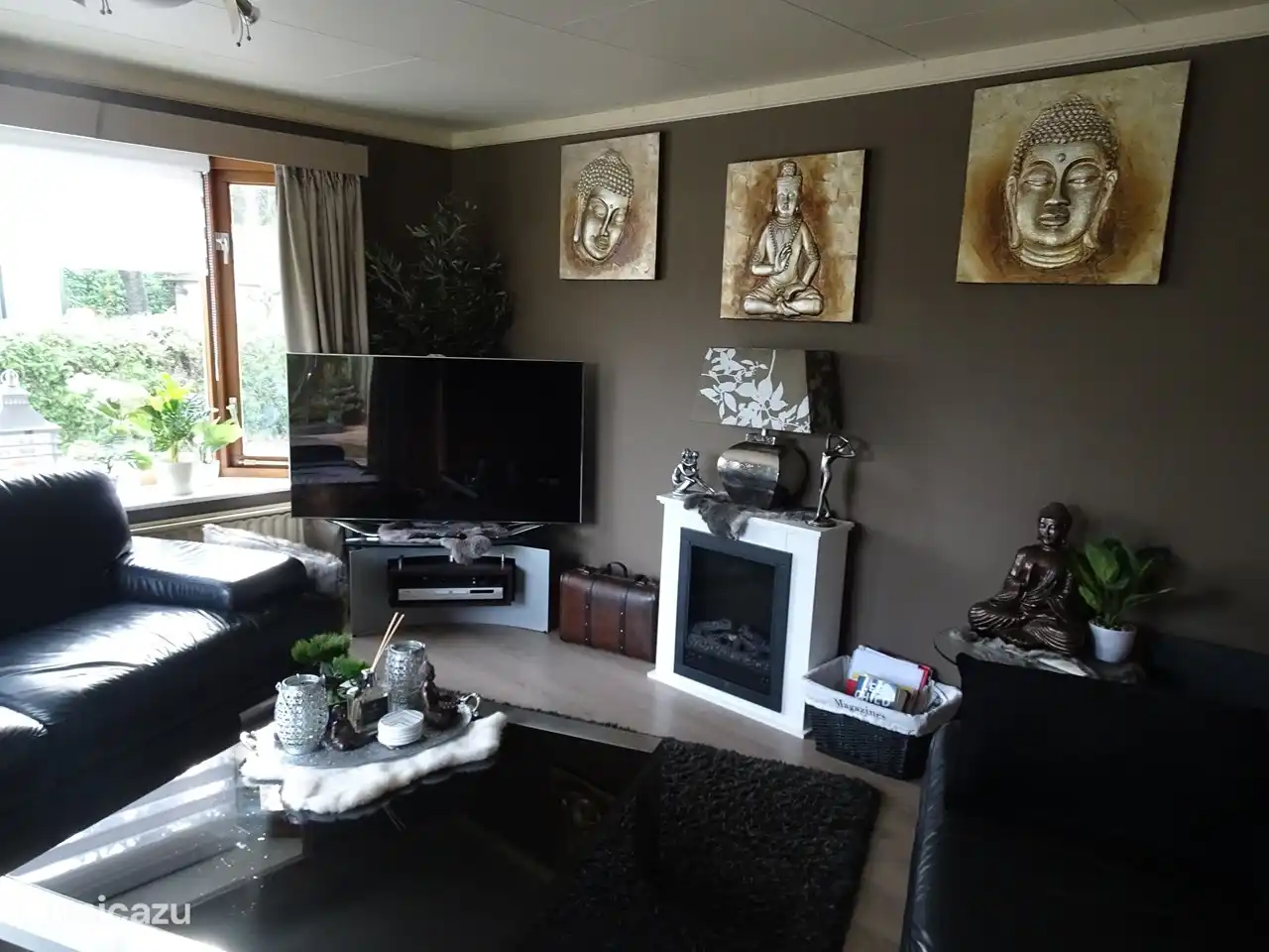 Wohnzimmer mit dekorativem Kamin